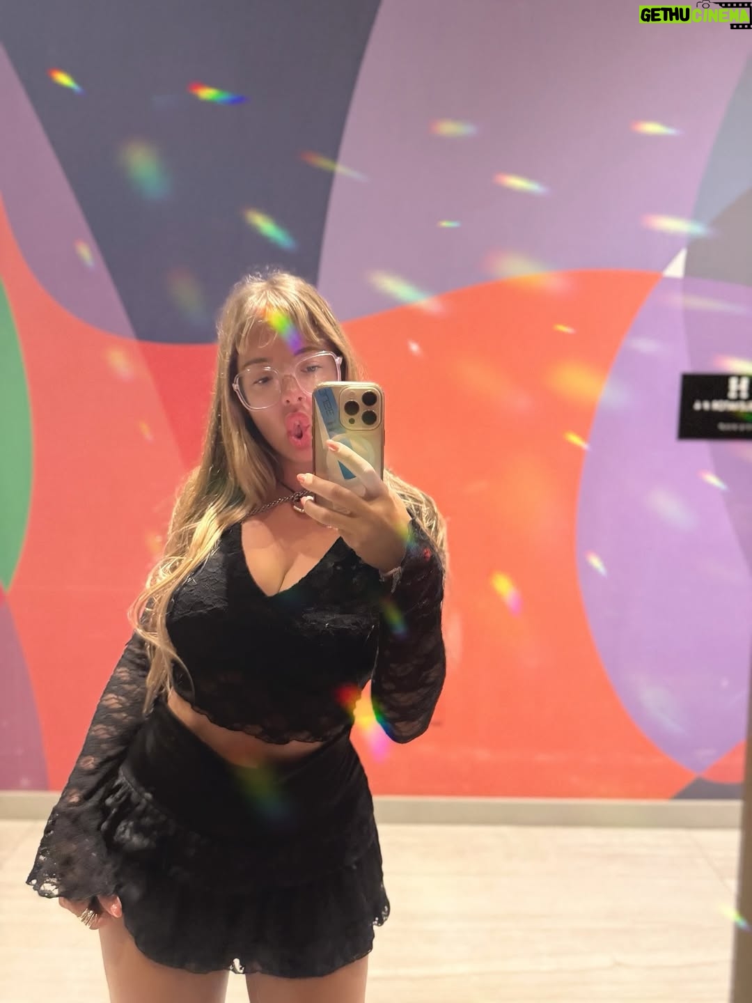 Nati Jota - 120.2K Likes - El lema del viaje fue “faltan 5 minutos” porq eran pocos días -siempre las vacaciones son pocos días- y todo tenía que ser casi ya. Era gracioso hasta q un día faltaron 5 min en serio y ya estábamos en el avión. Y ni hablar ahora q ya nos pasamos en días de ese paréntesis maiamesco, esquivando sin saberlo el inicio de la ola polar en Buenos Aires. Pasó volando y a la vez sucedieron muchas cosas. Como siempre con la concepción del tiempo. Y pasaron muchas cosas porque “faltaban 5 min” y había que decir a todo q sí. Creo q eso tienen las vacaciones q uno vuelve con más cuentos que de costumbre: todo es ahora o jamás. Y nosotras elegimos siempre ahora. Salvo con el temita de dormir.