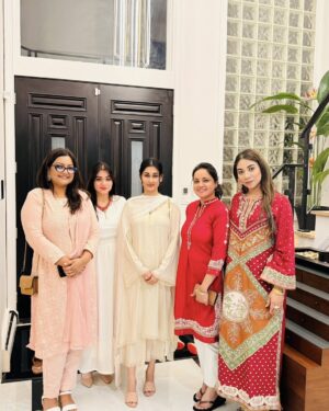Nawsheen Nahreen Mou Instagram - Thank you so much  nazneen apu and mamun bhai for having us at your beautiful house … adda,food, warmth was beyond everything … thnks for the wonderful time ..
And mamun bhai thnk u more and  more for “bag bhorti” butter bun …😄