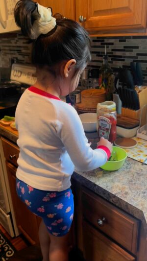 Nawsheen Nahreen Mou Instagram - My lil chef … #toddlerlife #facebookreelsviral #reelsviralシ #reelsfacebook #FacebookPage #momlife #cookingvideo #breakfast