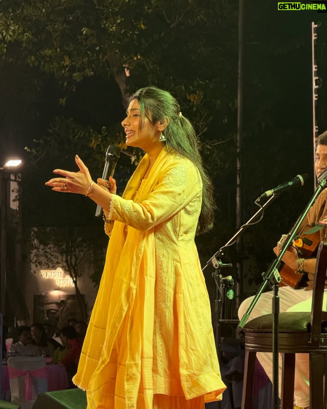 Nayab Midha - 151.3K Likes - Banaras ka pehla show 🌻♥️ 

Wearing @mrignandini_