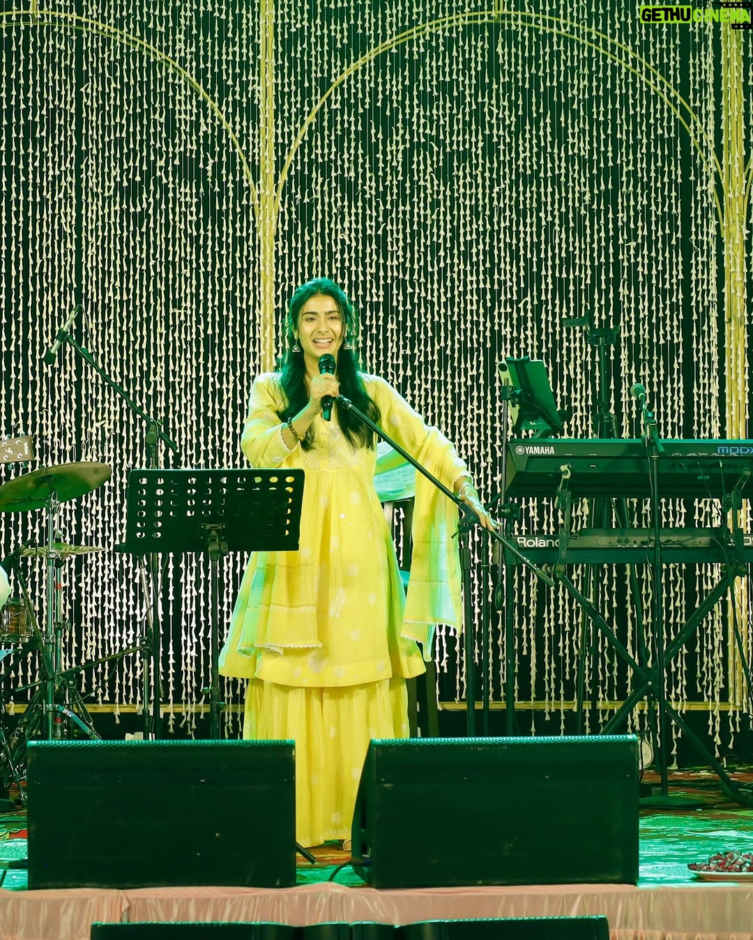 Nayab Midha - 151.3K Likes - Banaras ka pehla show 🌻♥️ 

Wearing @mrignandini_