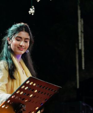 Nayab Midha Instagram - Banaras ka pehla show š»ā„ļø
Wearing @mrignandini_