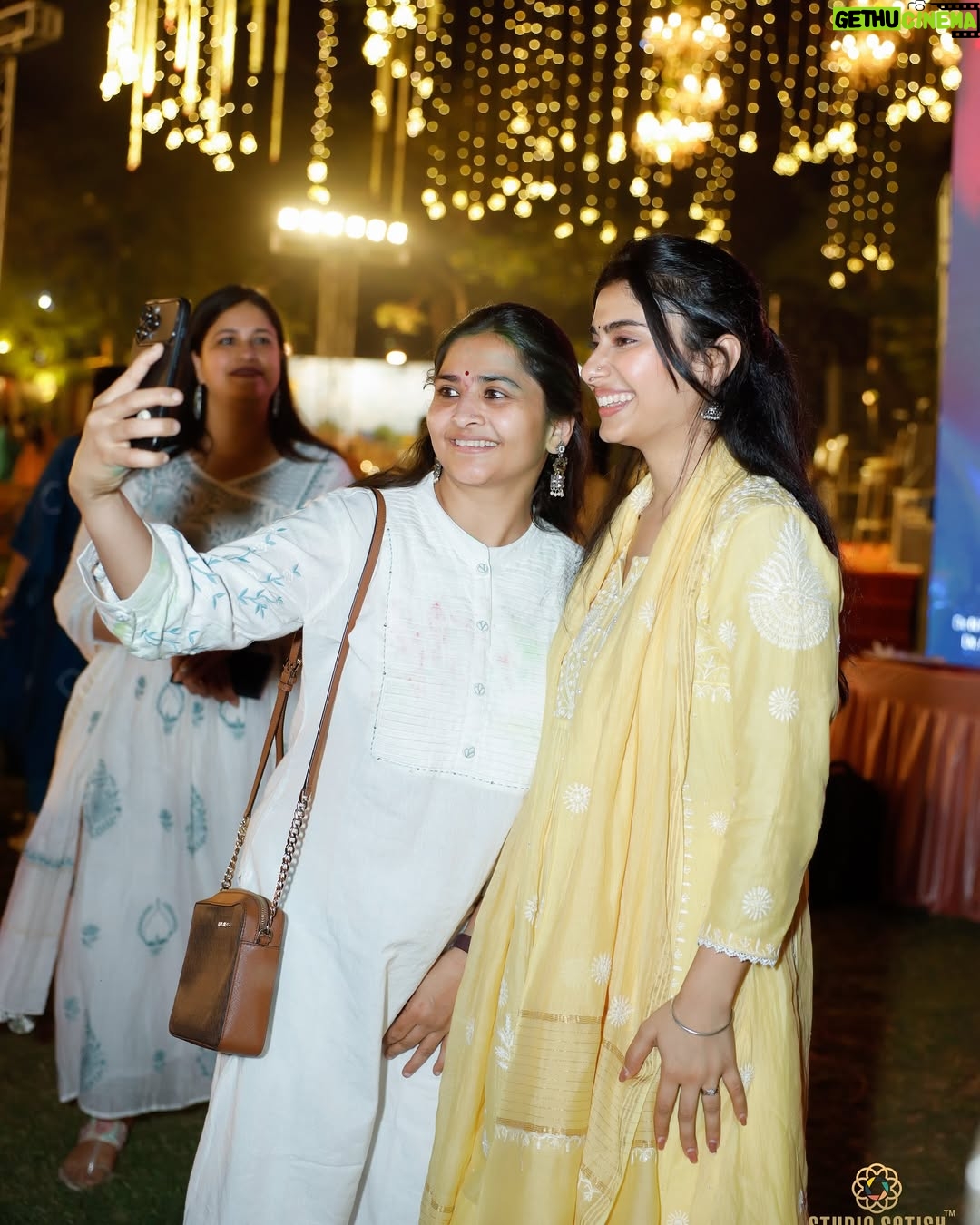 Nayab Midha - 151.3K Likes - Banaras ka pehla show 🌻♥️ 

Wearing @mrignandini_