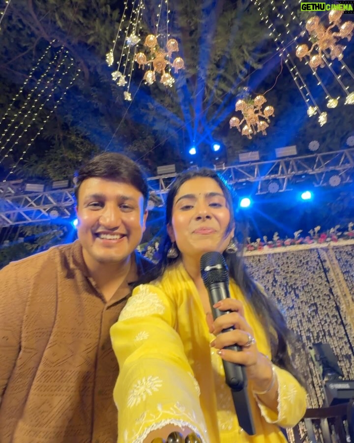 Nayab Midha - 151.3K Likes - Banaras ka pehla show 🌻♥️ 

Wearing @mrignandini_