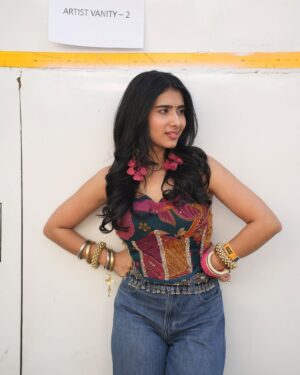 Nayab Midha Instagram - Powered by moon phases and spontaneous decisions.
Your girl for @socialnationnow šŗ
Top- @rishiandvibhuti
Jewelry- @ritikasachdevaa
Styled- @simrankumar19
Style Team- @flushfriday
šø @dikkat.shoots