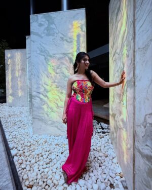 Nayab Midha Instagram - Sab toh sohni, Saadi desi girl šš»
Wearing mh fav fav @stylejunkiie š«