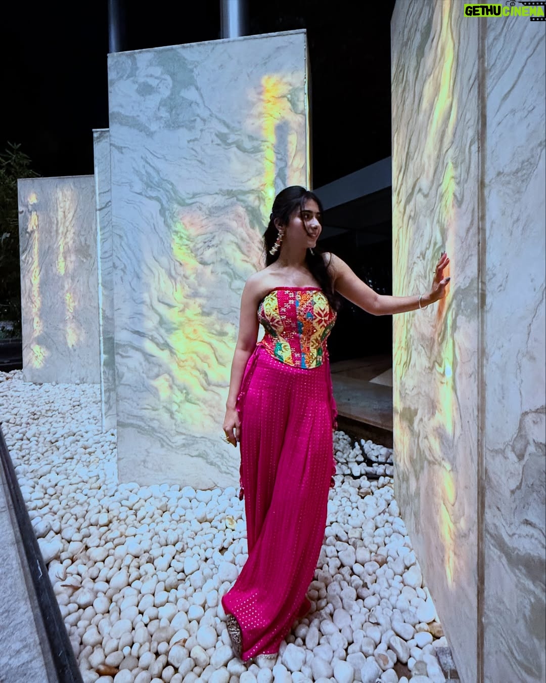Nayab Midha - 249.4K Likes - Sab toh sohni, Saadi desi girl 💃🏻

Wearing mh fav fav @stylejunkiie 🫀