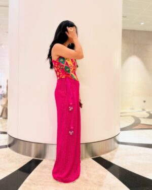 Nayab Midha Instagram - Sab toh sohni, Saadi desi girl šš»
Wearing mh fav fav @stylejunkiie š«