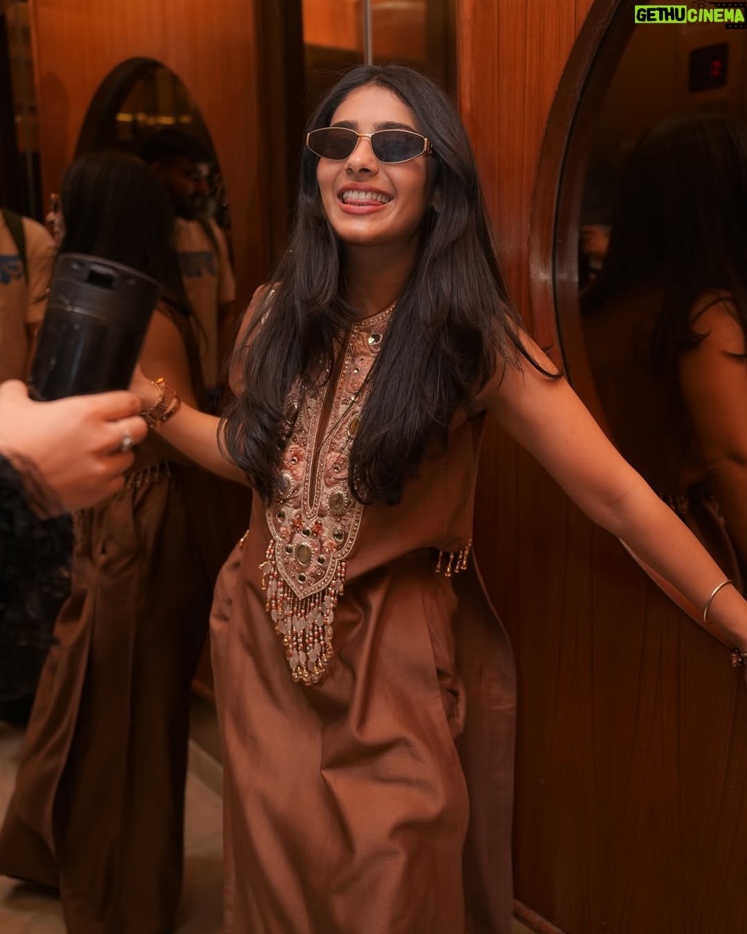 Nayab Midha - 256.4K Likes - Tassavvur ✨

Earthy Browns Yesterday For IILM (@iilmgurugramofficial) 🐻
Wearing @seeaash.in 
Styled by @simrankumar19
Clicked by @dikkat.shoots 
Apni pasandeeda tasveer bata do?🫰🏻