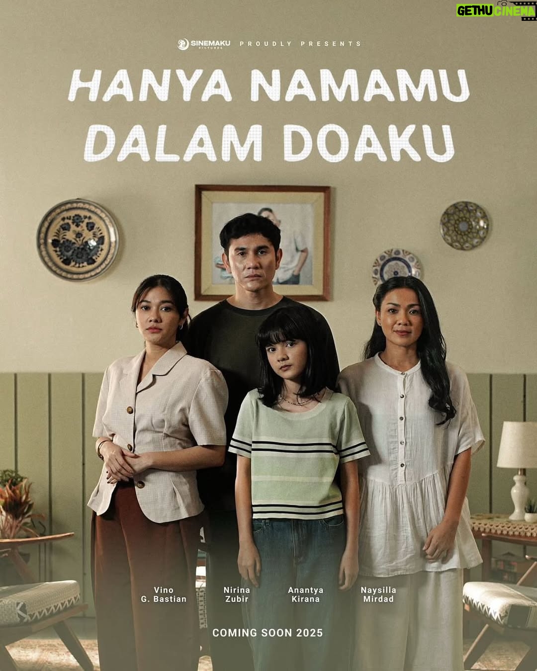 Naysila Mirdad - 3 Likes - Hanya Namamu Dalam Doaku, akan menjadi film Sinemaku Pictures tentang cerita keluarga yang menggambarkan bagaimana ketika kita mencintai sesuatu, kita menggantungkan seluruh harapan kita pada sebuah doa.

Disutradarai oleh Reka Wijaya, diperankan oleh Vino G Bastian, Nirina Zubir, Naysilla Mirdad dan Anantya Kirana. Film ini diiringi OST dari Nadin Amizah - Berpayung Tuhan dan diproduseri oleh Umay Shahab, Prilly Latuconsina dan Bryan Domani.

Tunggu kami di bioskop kesayangan kalian! 🤍

#SinemakuPictures #SinemakuDay2025 #HeresComeTheFun