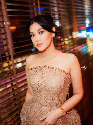 Naysila Mirdad Instagram - 🧡

#HanyaNamamuDalamDoaku