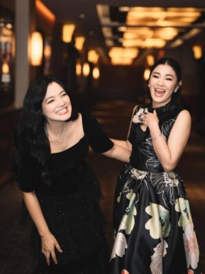 Naysila Mirdad Instagram - From long shoot days to real life laughs. We’re back together for project number two ❤️

My heart is full and i feel so blessed to be teaming up again with my amazing kaka @titi_kamall.. 
Thank you for everything kaka, 
Love you! 🥰