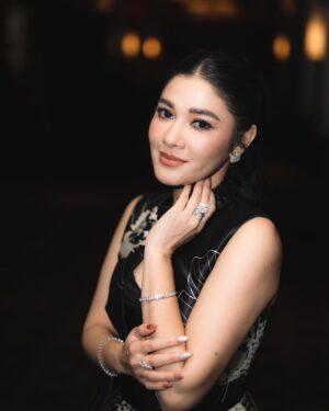 Naysila Mirdad Instagram - Naysilla Mirdad for Gala Premiere Film Tabayyun.
Fotografer : Taufik
Instagram : @taufikifik
https://www.instagram.com/taufikifik?igsh=YXN4eWltcDJiMGF2
Dari Produser dan Sutradara AIRMATA DIUJUNG SAJADAH.
Jangan lupa ajak yang tersayang untuk nonton FILM TABAYYUN, mulai tayang 8 Mei 2025 di bioskop!
#tabayyun #filmtabayyun #setaradimataallah