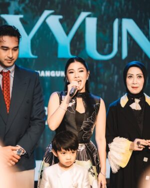 Naysila Mirdad Instagram - Naysilla Mirdad for Gala Premiere Film Tabayyun.

Fotografer : Taufik
Instagram : @taufikifik
https://www.instagram.com/taufikifik?igsh=YXN4eWltcDJiMGF2

Dari Produser dan Sutradara AIRMATA DIUJUNG SAJADAH.

Jangan lupa ajak yang tersayang untuk nonton FILM TABAYYUN, mulai tayang 8 Mei 2025 di bioskop!
#tabayyun #filmtabayyun #setaradimataallah