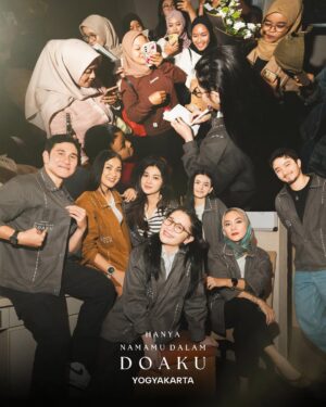 Naysila Mirdad Instagram - Yogyakarta selalu seru!🙌
Senang sekali bisa bertemu kembali bareng teman-teman semua, dan berbagai keseruan bersama🫶🥰
Terima kasih buat teman-teman semua yang udah menyempatkan buat nonton bareng, yang belum tunggu kita di bioskop mulai 21 Agustus yaaa💚
#HanyaNamamuDalamDoaku #HNDD #MencintaimuDalamDoa