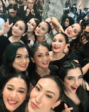 Naysila Mirdad Instagram - So, so happy for you two.. Big congrats again Mba Lun & Max! Mba lun emang selalu cantik, tapi malam itu cantiknya keterlaluan 🥹🥹🥹❤️🤏🏼✨
And @sheilaon7 was such a blast… Definitely a night to remember 🥰🥰🥰