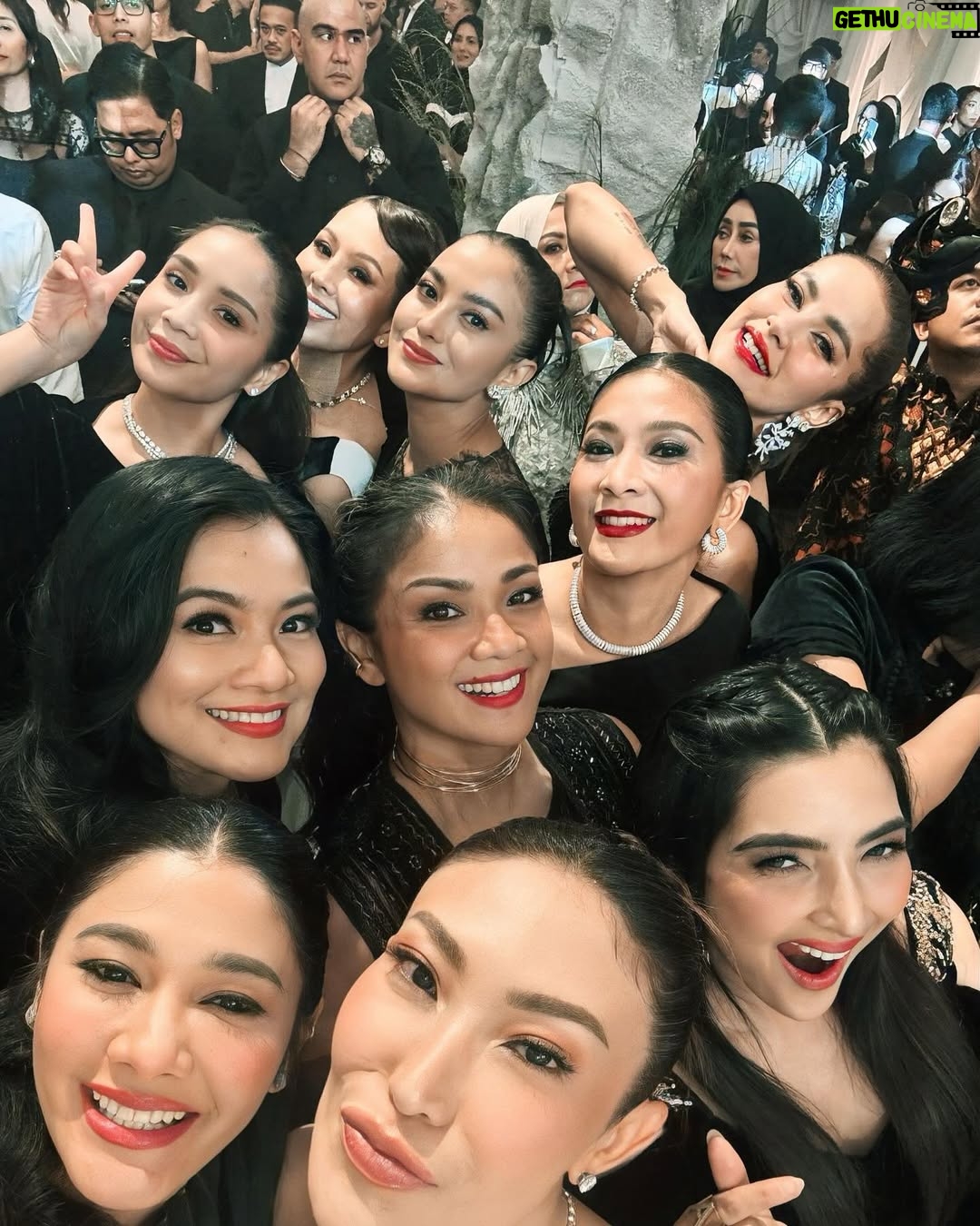 Naysila Mirdad - 3 Likes - So, so happy for you two.. Big congrats again Mba Lun & Max! Mba lun emang selalu cantik, tapi malam itu cantiknya keterlaluan 🥹🥹🥹❤️🤏🏼✨

And @sheilaon7 was such a blast… Definitely a night to remember 🥰🥰🥰