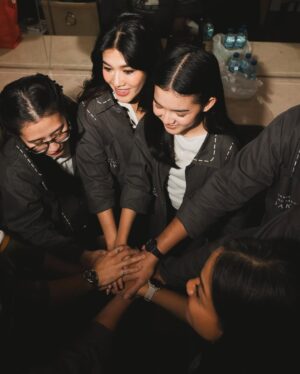 Naysila Mirdad Instagram - Yogyakarta selalu seru!🙌

Senang sekali bisa bertemu kembali bareng teman-teman semua, dan berbagai keseruan bersama🫶🥰

Terima kasih buat teman-teman semua yang udah menyempatkan buat nonton bareng, yang belum tunggu kita di bioskop mulai 21 Agustus yaaa💚

#HanyaNamamuDalamDoaku #HNDD #MencintaimuDalamDoa