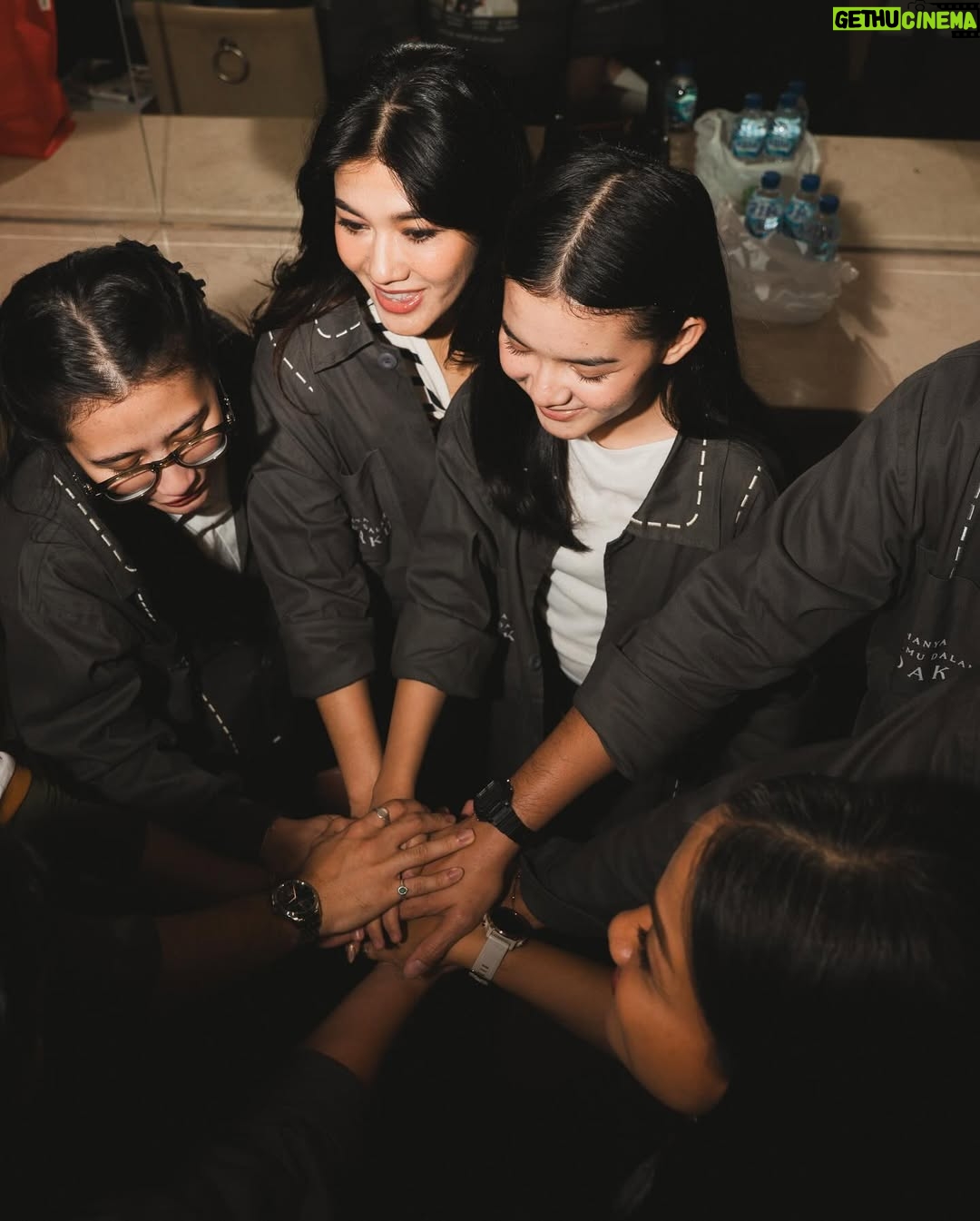 Naysila Mirdad - 3 Likes - Yogyakarta selalu seru!🙌

Senang sekali bisa bertemu kembali bareng teman-teman semua, dan berbagai keseruan bersama🫶🥰

Terima kasih buat teman-teman semua yang udah menyempatkan buat nonton bareng, yang belum tunggu kita di bioskop mulai 21 Agustus yaaa💚

#HanyaNamamuDalamDoaku #HNDD #MencintaimuDalamDoa