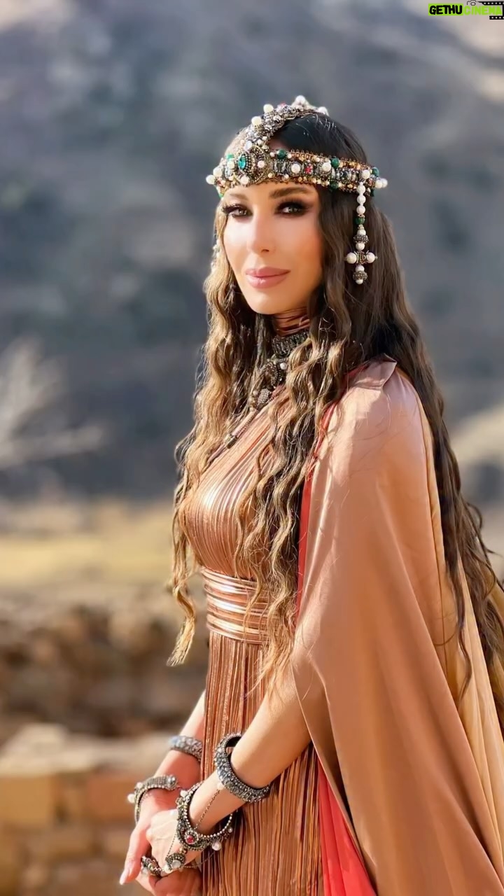 Nazeni Hovhannisyan - 13.7K Likes - ______________________հայրենիք

սա փոքր երկիր է.
փոքր ու նիհար.
նիհար ու ցմահ.

սա երկիր է
որը սրտի խնդիր ունի
և դիաբետ շաքարային.

սա երկիր է՝
ցոգոլի ու ծիրանի
խիստ անձնական
ընտրության մասին.

երկիր՝
որտեղ ճտերին
աշնանն են հաշվում.
իսկ ձմռանը ստիպված
մորթում նույն ճտերին.

սա երկիր է.

երկիր՝
պարտքի տետրում
բարոյական լինելու
և նամանավանդ
երազ իմ երկիր
որի հոգսերը՝
բնական մի բան է.
իսկ հույսերը՝ ծուռ.

էս երկիրը պահողները՝
կուլ են գնում.
և հավասարապես
կուլ են տալիս՝
չպահողները.

բայց
այնուամենայնիվ

սա փոքր երկիր է.
փոքր ու նիհար.
նիհար ու ցմահ.

սա
երկիր է.
խոստանում եմ.

_____________________Եր Կար / Եր.Կար 
Poet @erkar__ 
#actress @nazenihovhannisyan #nazenihovhannisyan #poem  #armenia #noravank #monastery