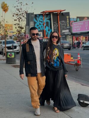 Nazeni Hovhannisyan Instagram - Հոգու ընկերը թեև ծնվում է ուրիշ ժամանակներում, մի այլ ընտանիքում, բայց քոնն է դառնում հանդիպածդ առաջին իսկ վայրկյանից ու մնում:
Բեմից ու Բոհեմից այն կողմ՝ Անդրեն տարբեր է . լիքն է, աշխարհիկ է և ընդգծված հոգևոր , շատ ծիծաղկոտ ու հումորով, ուշադիր ու սրտնեղող:
Նրբազգաց
Սեր երեգելով եկավ, էդպես էլ կմնա իր երգով , հետագծում ու մարդկանց սրտերում:
Էսօր Բոլորի սիրո մասին երգող ՝ Սիրո երգչի ԾՆՆԴՅԱՆ օրն է ))) 🌟♥️
Հ.Գ. Սրտիդ ստենդները թող ամրանան քո ունկդրի սիրո գերդոզավորումից , Անդ ջաան , առողջ եղիր, խնդրում եմ, ուրիշ ոչինչ պետք չի: Առողջ՝ ԴՈւ)
@andrehovnanyan #nazenihovhannisyan
#andre @nazenihovhannisyan
