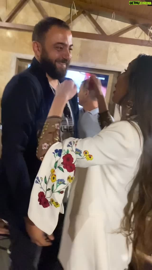 Nazeni Hovhannisyan - 26.4K Likes - Այսօր մեր Խորեն Լևոնյանի ծննդյան օրն է, ինչու եմ ասում՝ մեր,) որովհետև նա ԲՈԼՈՐԻՆՆ է. ՄԵՐՆ Է:
Անսահման տաղանդավոր, իր ամեն տարիքում՝ յուրահատուկ, տարիքի հետ՝ ավելի իմաստուն: 
🔆Էս տարվա իմ տեսած Խորեն Լևոնյանը բոլոր եղած տարիներից ամենախաղաղն էր, որովհետև 🥹♥️իր սրտում ապրող աղջնակը երջանկացրեց նրան իր Սիրով , ամբողջացրեց 💜@emma__azizyan 🤍🥹 Էմուլ ջան- սիրունասիրտս... շնորհավոր ու ՇՆՈՐՀԱԿԱԼ ԵՄ ♥️
Խորոն որքան տաղանդավոր է բեմում, էդքան անչափելի համով է ու հումորով՝ կուլիսներում ))) ընկերները կփաստեն))) 
Խորոն շատ երաժշտական է ու իր ստեղծած երգերի աշխարհն ավելին է պատմում, քան հազարավոր խոսքերը, 
Խորոն էն արտիստն է, որ, երբ բեմում է՝ տարածությունն արդեն լցված է... 
ես միայն մաղթում եմ մեծ ու որակյալ դերեր Խորոս, որ շատանաս՝ Երեխեքով, ԼԱՎ դերերով, Երջանիկ պահերով ու անթիվ-անհամար ժպիտներով: Սիրտդ՝ Սիրով միշտ բաբախի: 
Մենք ԸՆԿԵՐՆԵՐ ԵՆՔ. գործընկերներ՝ ճակատագրի բերումով իրար հետ տարբեր դերերում խաղացած, միասին ճամփա անցած, դժվարություն ու կորուստ տեսած... 
Խորոն անփոփոխ է իր տաղանդում ու մարդկանց սերը վայելելու մեջ: Մեր արտիստական իրականությունը կլիներ կիսատ ու անհմա՝ առանց նրա ներկայության:
Հ.Գ. Այս տեսաշարը @hrachkeshishyan - ի ծնունդից մի դրվագ էր, երբ տոնում էր 50-ամյակը՝ @kamo_seyranyan -ի հյուրընկալ ամառանոցում, երբ դեռ 2020- օգոստոսն էր ու չէր եղել պատերազմ, երբ Հայկոյի երգի ներքո պարում էինք ու ԿԱՐ Հայկոն @hayko_hakobyan_official , ով ի դեպ շատ սիրում էր Խորիկին ու աշխարհի համով պատմություններն ունեին միասին, երբ ընկերներով ուղղակի, առանց հետին մտքի շփվում էինք, պարում, ծիծաղում հին ու բարի հիշողությունների վրա...լավ է, երբ կա հիշելու բան, երբ բաց ճակատով ես ու բաց սրտով...
Խորոյի անհավանական հումորն հաճախ իր ներսի խառը հույզերը թաքցնելու կերպ է, որովհետև ներսից նուրբ է, շատ ավելի նուրբ, քան կարող ենք պատկերացնել իր մեծ՝ մարմնեղ կերպարը տեսնելով: 
Էս վիդեոյում մեր բոլորի անցյալի ժպիտներն են: 

♥️Բայց ամենից շատ ուրախ եմ @khoren_levonyan  @emma__azizyan ♥️ներկայի ու երջանկության համար: Երբ գիտեմ, որ հանգիստ է, գիտեմ, որ գաղափարակից ու սրտակից մարդ է կողքին՝ հասկացող ու ինքնաբավ մոլորակով, նոր կյանքի հնարավորությամբ: 
Շնորհավոր ծնունդդ Ընկեր ջան, թող այսուհետ կյանքի բոլոր պահերը միայն երջանկությամբ քեզ պատեն 🤗 
#2025 #nazenihovhannisyan
