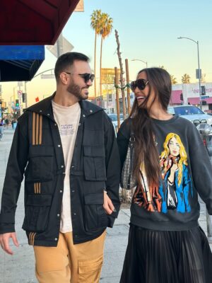 Nazeni Hovhannisyan Instagram - Հոգու ընկերը թեև ծնվում է ուրիշ ժամանակներում, մի այլ ընտանիքում, բայց քոնն է դառնում հանդիպածդ առաջին իսկ վայրկյանից ու մնում:
Բեմից ու Բոհեմից այն կողմ՝ Անդրեն տարբեր է . լիքն է, աշխարհիկ է և ընդգծված հոգևոր , շատ ծիծաղկոտ ու հումորով, ուշադիր ու սրտնեղող:
Նրբազգաց
Սեր երեգելով եկավ, էդպես էլ կմնա իր երգով , հետագծում ու մարդկանց սրտերում:
Էսօր Բոլորի սիրո մասին երգող ՝ Սիրո երգչի ԾՆՆԴՅԱՆ օրն է ))) 🌟♥️
Հ.Գ. Սրտիդ ստենդները թող ամրանան քո ունկդրի սիրո գերդոզավորումից , Անդ ջաան , առողջ եղիր, խնդրում եմ, ուրիշ ոչինչ պետք չի: Առողջ՝ ԴՈւ)
@andrehovnanyan #nazenihovhannisyan
#andre @nazenihovhannisyan