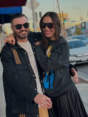 Nazeni Hovhannisyan Instagram - Հոգու ընկերը թեև ծնվում է ուրիշ ժամանակներում, մի այլ ընտանիքում, բայց քոնն է դառնում հանդիպածդ առաջին իսկ վայրկյանից ու մնում:
Բեմից ու Բոհեմից այն կողմ՝ Անդրեն տարբեր է . լիքն է, աշխարհիկ է և ընդգծված հոգևոր , շատ ծիծաղկոտ ու հումորով, ուշադիր ու սրտնեղող:
Նրբազգաց
Սեր երեգելով եկավ, էդպես էլ կմնա իր երգով , հետագծում ու մարդկանց սրտերում:
Էսօր Բոլորի սիրո մասին երգող ՝ Սիրո երգչի ԾՆՆԴՅԱՆ օրն է ))) 🌟♥️
Հ.Գ. Սրտիդ ստենդները թող ամրանան քո ունկդրի սիրո գերդոզավորումից , Անդ ջաան , առողջ եղիր, խնդրում եմ, ուրիշ ոչինչ պետք չի: Առողջ՝ ԴՈւ)
@andrehovnanyan #nazenihovhannisyan
#andre @nazenihovhannisyan