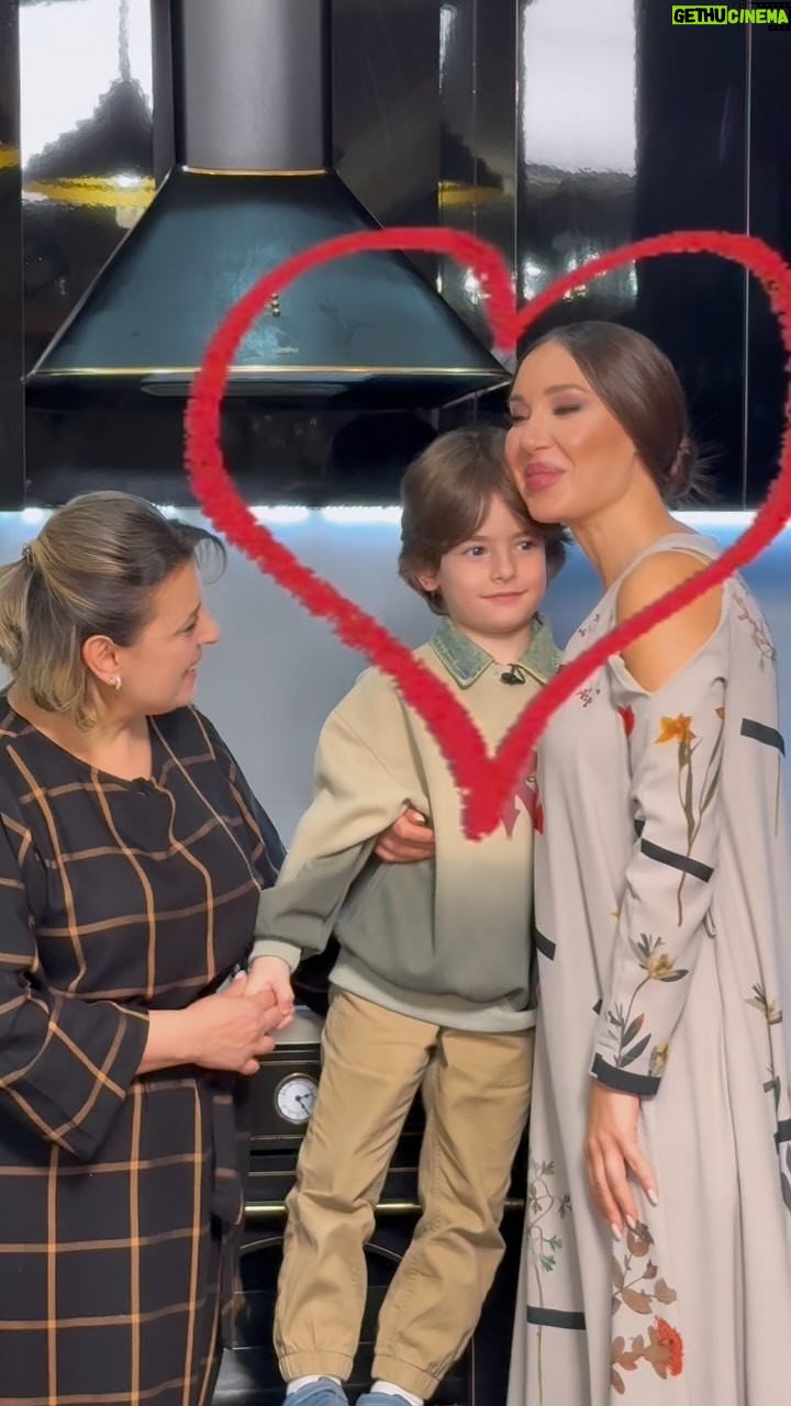 Nazeni Hovhannisyan - 2.6K Likes - Ռոբը՝ բացառիկ քաղցր ու սրտանց) համ էլ դե ճաշակով՝ կանանց հարցում 🤣 🤦🏻‍♀️
ուտելիքի հարցերում դեռ լավ չի կողմնորոշվել, բայց դե ոչինչ, Համի ուժով կուղղորդենք )) 
շնորհակալություն Ներսեսին, Մայրիկին ու մեծ ընտանիքին ♥️😘 ՝ Գառնու ջերմ հյուրընկալության համար: @nersavetisyan 
@thepoweroftaste 
#reel @tatevber