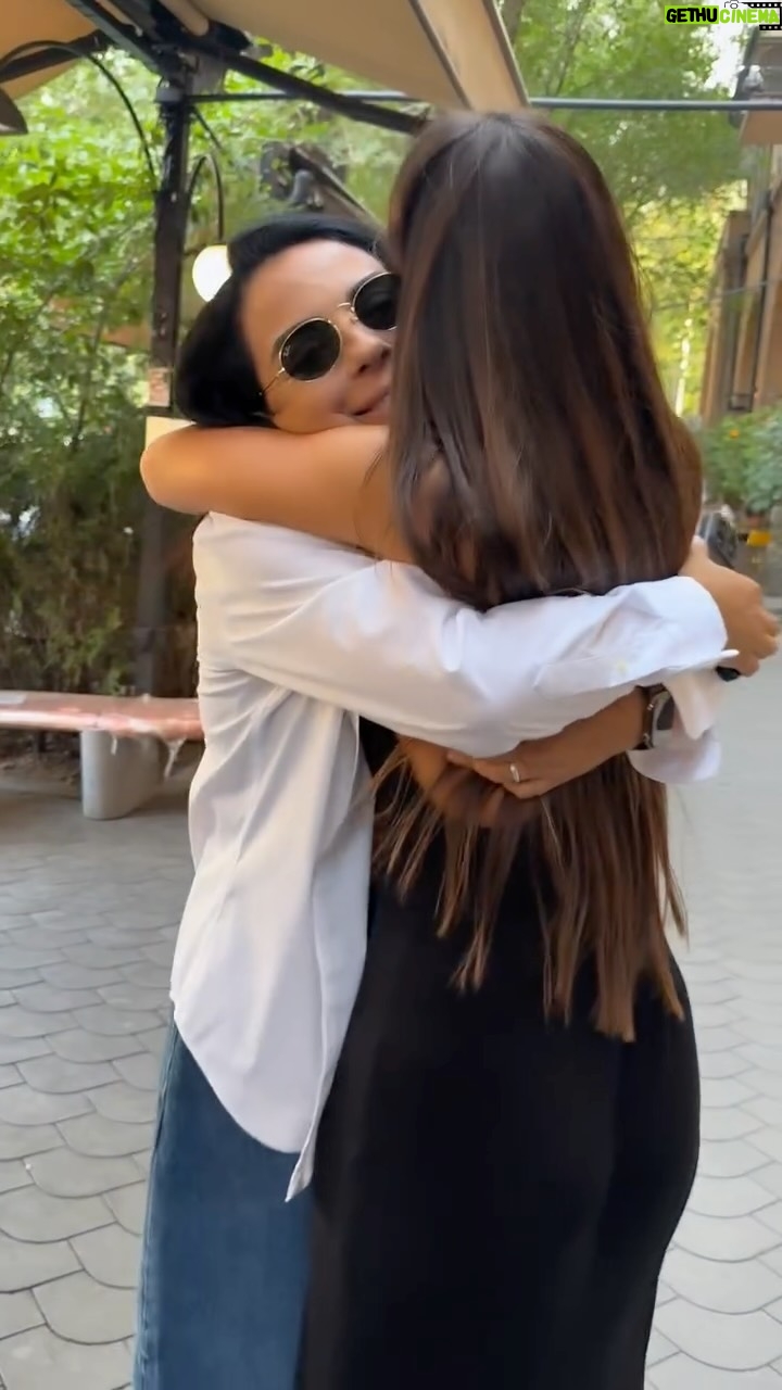 Nazeni Hovhannisyan - 30K Likes - Իմ քաղաքի սիրտը ԱՄԲՈՂՋ է դառնում , երբ նրան սիրող ու կարոտած մարդիկ հետ են դառնում... 
Այնքան ուրախ եմ, որ խոսքերս չեն հերիքում լիարժեք արտահայտելու: 
@ani_yeranyan  Անի՜ ջան, հոգի՜ ջան, ԲԱՐՈՎ եկար ու մամայիդ հասար, բարով եկար ու քո կարոտների Երկրին հասար, Երևանի սրտում աչքերիդ փայլը անսպառ լինի... 
Հ.Գ. Սեր ու սեր է դառնում Երկիրս՝ սիրող մարդկանցով: 
#բարովգաք #yerevan #aniyeranyan #nazenihovhannisyan #armenia