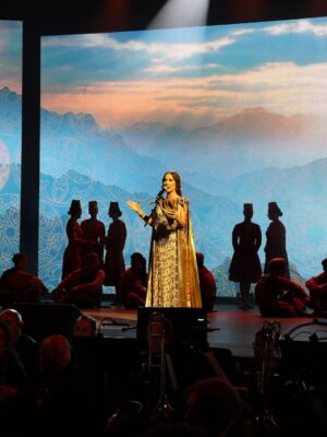 Nazeni Hovhannisyan Instagram - Some photos of the icon @nazenihovhannisyan 💫
🏛️𝐄𝐜𝐡𝐨𝐞𝐬 𝐨𝐟 𝐎𝐮𝐫 𝐀𝐧𝐜𝐞𝐬𝐭𝐨𝐫𝐬
𝐋𝐄𝐓 𝐓𝐇𝐄 𝐄𝐂𝐇𝐎𝐄𝐒 𝐑𝐈𝐒𝐄 ✨
The evening’s principal conductor was maestro @sergeysmbatyan 🎼
🔹𝐃𝐢𝐫𝐞𝐜𝐭𝐨𝐫: 𝐀𝐫𝐦𝐚𝐧 𝐍𝐬𝐡𝐚𝐧𝐢𝐚𝐧 @armanshanian
🔹𝐏𝐫𝐨𝐝𝐮𝐜𝐞𝐫: 𝐀𝐬𝐤𝐨 𝐀𝐤𝐨𝐩𝐲𝐚𝐧 @askoakopyan
🔹𝐌𝐮𝐬𝐢𝐜𝐚𝐥 𝐏𝐫𝐨𝐝𝐮𝐜𝐞𝐫: 𝐀𝐧𝐝𝐫𝐚𝐧𝐢𝐤 𝐁𝐞𝐫𝐛𝐞𝐫𝐲𝐚𝐧 @andberberyan
Շլացուցիչ Նազենի Հովհաննիսյանի լուսանկարները💫
🏛️Նախնիների կանչը
Երեկոյի դիրիժորն էր մաեստրո Սերգեյ Սմբատյանը 🎼
🔹Ռեժիսոր՝ Արման Նշանյան
🔹Պրոդյուսեր՝ Ասկո Հակոբյան
🔹Երաժշտական պրոդյուսեր՝ Անդրանիկ Բերբերյան
📸 @anyuta_aslanian
📸 @manuel_g_photo
📸 @tm_photography____
#echoesofourancestors #armanshanian #nazenihovhannisyan #lettheechoesrise #greektheater