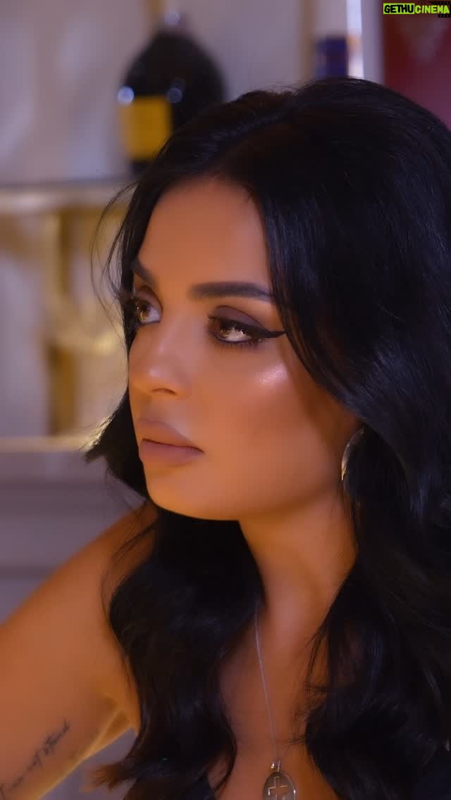 Nazeni Hovhannisyan - 32.6K Likes - Կարոտի «Կամուրջները» մարդկանց միշտ հետ են բերում իրենց սիրելի վայր, իրե՜նց Երկիր: Իմ քաղաքը լիարժեք է դառնում նրան սիրող ու միշտ կարոտող մարդկանց Վերադարձով: 
Հինգ տարի առանց Մայրիկին գրկելու, առանց Երևանյան ջերմության... 
Հիմա՝ վերջապես իր քաղաքում: @ani_yeranyan ♥️
ԱՅՍՕՐ՝օգոստոսի 21- ին, ժամը 20.00- ին դիտեք
 ԱՆԻ ԵՐԱՆՅԱՆԻ «Կամուրջները» իմ յութուբյան ալիքում: 
Հ.Գ. ԱՄՆ - ում եղած ժամանակ խոստացավ, որ Երևանում կհանդիպենք ) 
Խոստումը պահեց ♥️🔆 @nazenihovhannisyan #aniyeranyan #nazenihovhannisyan #yerevan
Շնորհակալությունս @charles_cafe_restaurant - ին՝ հյուրերիս այդքան ջերմորեն հյուրընկալելու համար