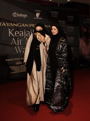 Neelofa Instagram - Watching Keajaiban Air Mata Wanita on preview night with my soulmate, and my soul sister š