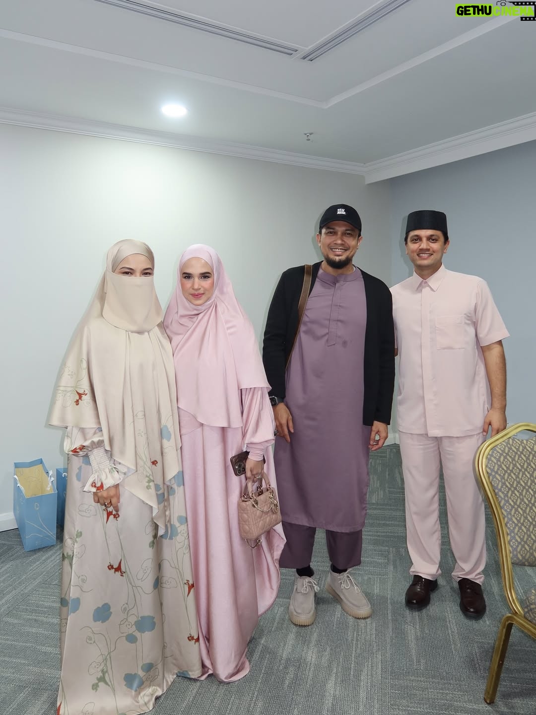 Neelofa - 81.7K Likes - Some came with wounds, others with questions.
But everyone left with something deeper insyaAllah ❤️💍

ootd : @nunha ( Coming Soon )