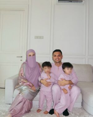 Neelofa Instagram - First day of Syawal. Matching outfits, matching hearts.
