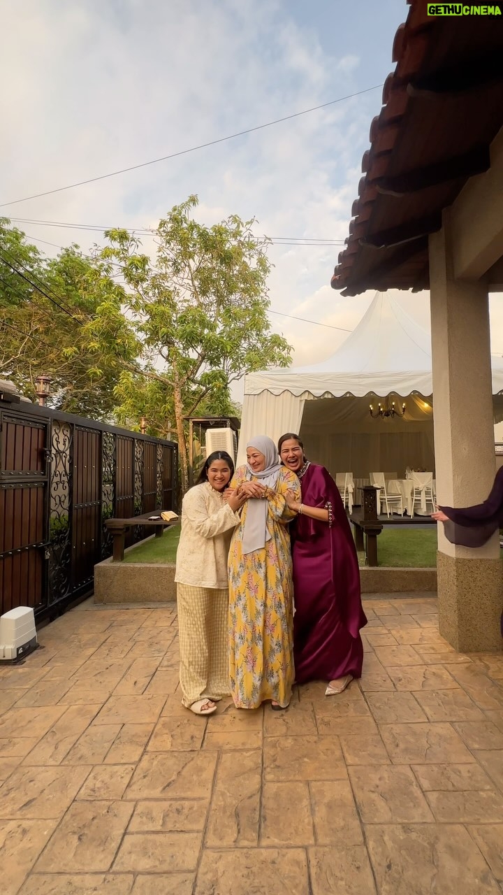 Neelofa - 72.3K Likes - Eid mubarak from us 🥰🙏🏻🌙