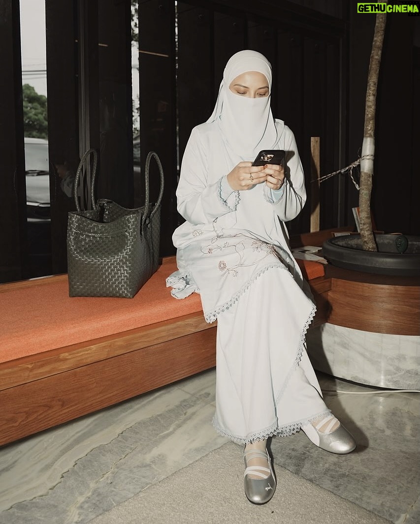 Neelofa - 65.6K Likes - Speed and style in every step. 

Dropping 10th April . #speedcat #pumamy