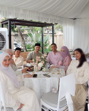 Neelofa Instagram - The second half of Syawal Day 1: full stomachs, full hearts, and a little bit of āmana Panadol sebijik?ā