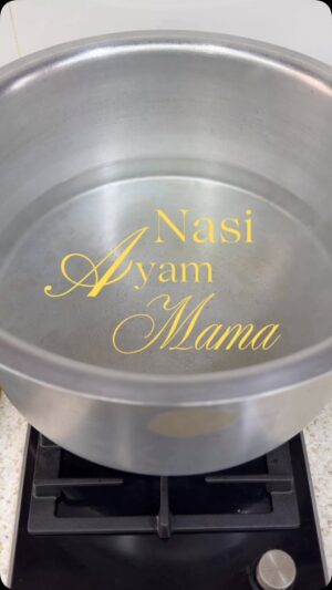 Neelofa Instagram - Kejap cakap KL , smeta kecek Klate .. janji siap Nasi Ayam Mama @noorkartini !! ❤️ love you mama
p/s: ni Mama sendiri yang masak ok! i VO je