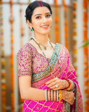 Neetu Bisht Instagram - Saree, gajra, and a touch of grace!!
💖🌺
@divaartjewellers
@dvasabyabhi