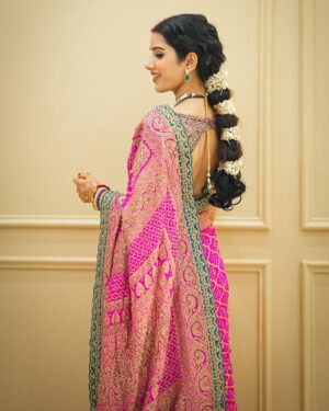 Neetu Bisht Instagram - Saree, gajra, and a touch of grace!!
💖🌺
@divaartjewellers
@dvasabyabhi