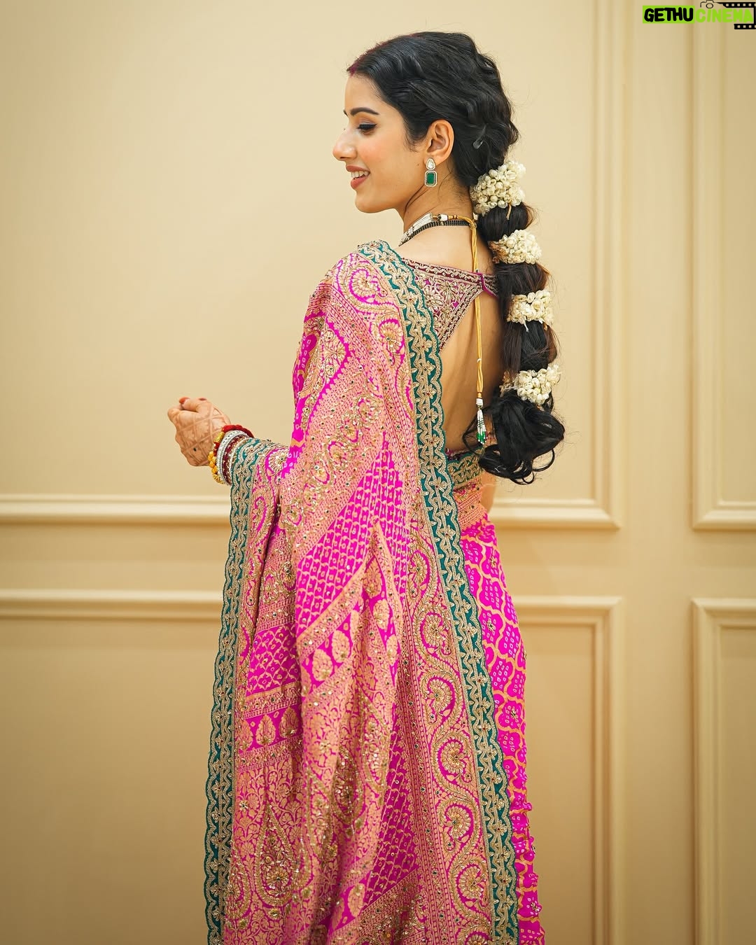 Neetu Bisht - 390.4K Likes - Saree, gajra, and a touch of grace!!
💖🌺
@divaartjewellers 
@dvasabyabhi