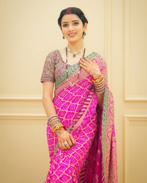 Neetu Bisht Instagram - Saree, gajra, and a touch of grace!!
💖🌺
@divaartjewellers
@dvasabyabhi