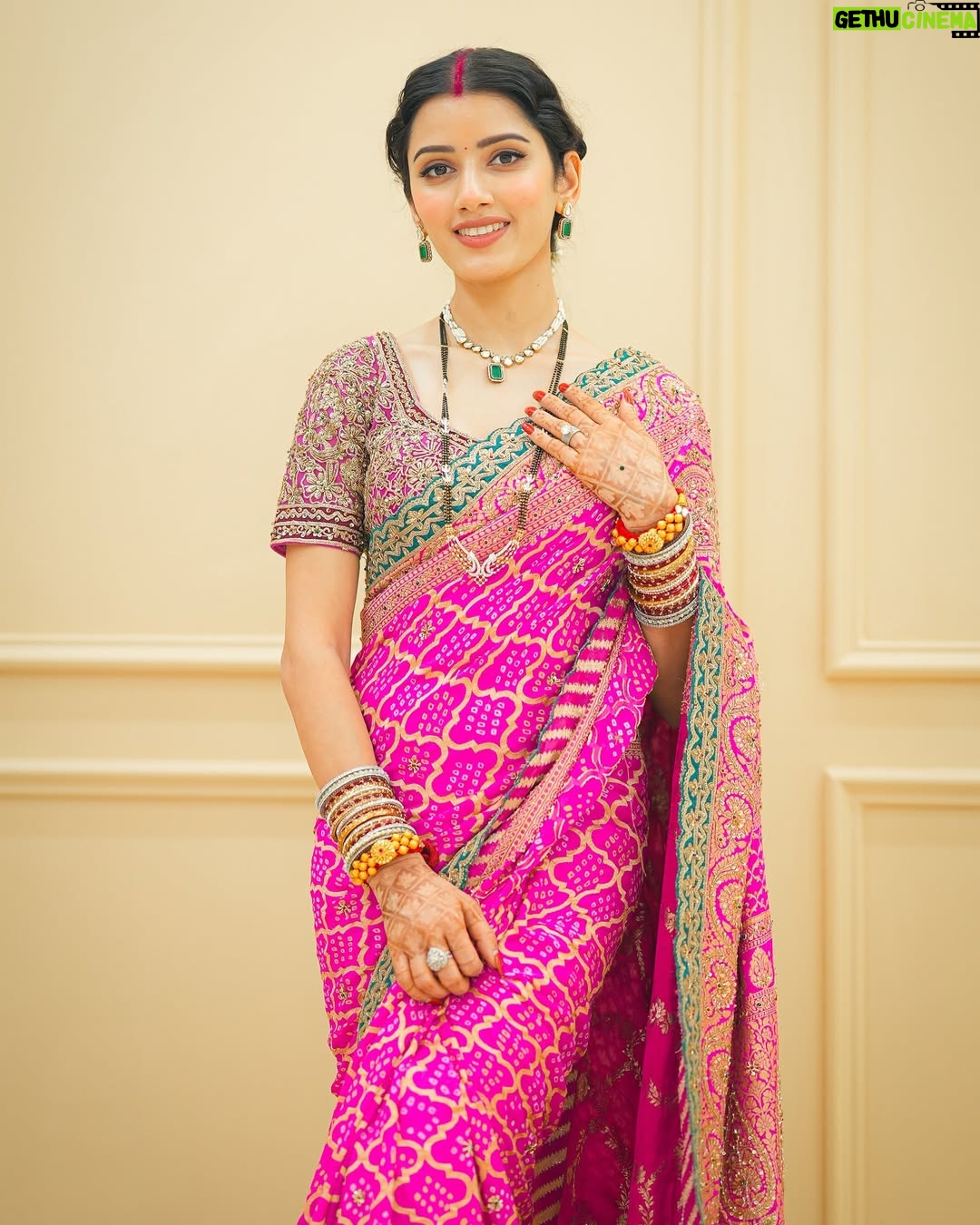 Neetu Bisht - 390.4K Likes - Saree, gajra, and a touch of grace!!
💖🌺
@divaartjewellers 
@dvasabyabhi