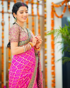 Neetu Bisht Instagram - Saree, gajra, and a touch of grace!!
💖🌺
@divaartjewellers
@dvasabyabhi