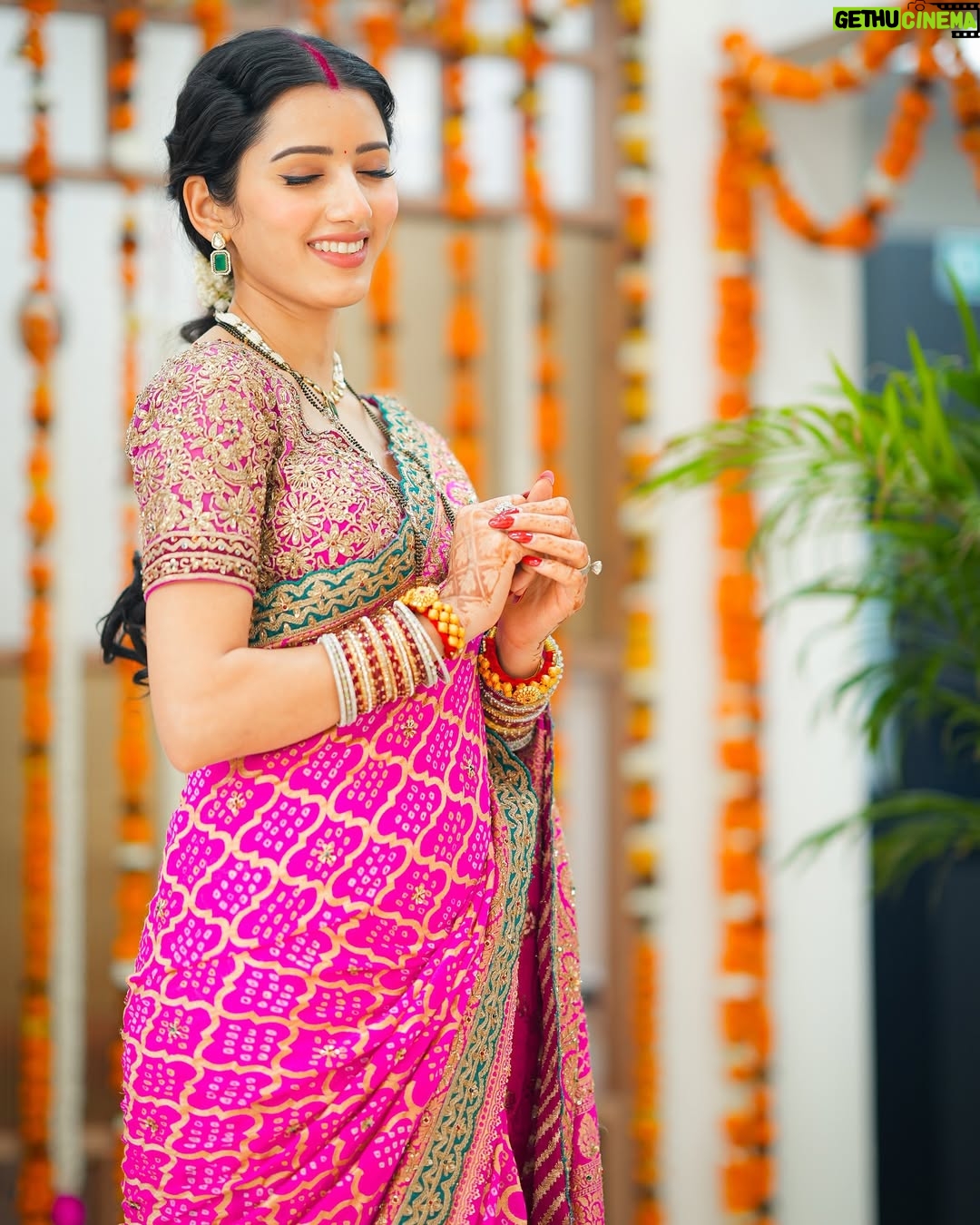 Neetu Bisht - 390.4K Likes - Saree, gajra, and a touch of grace!!
💖🌺
@divaartjewellers 
@dvasabyabhi