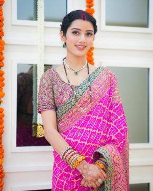 Neetu Bisht Instagram - Saree, gajra, and a touch of grace!!
💖🌺
@divaartjewellers
@dvasabyabhi