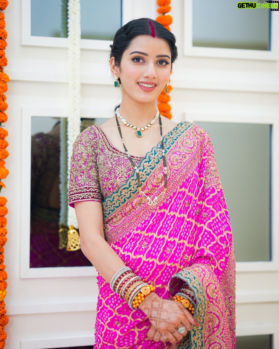 Neetu Bisht - 390.4K Likes - Saree, gajra, and a touch of grace!!
💖🌺
@divaartjewellers 
@dvasabyabhi