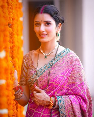 Neetu Bisht Instagram - Saree, gajra, and a touch of grace!!
💖🌺
@divaartjewellers
@dvasabyabhi