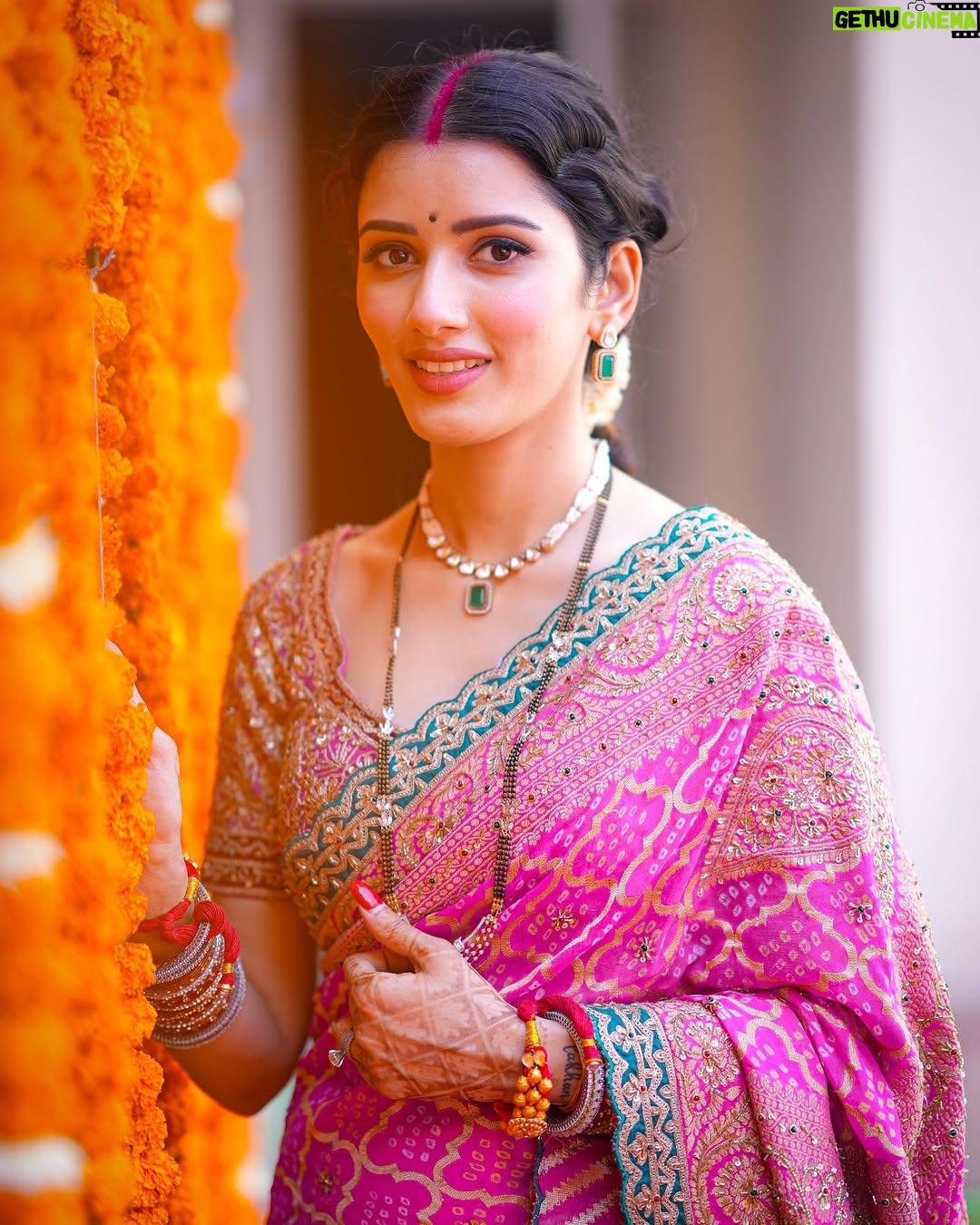 Neetu Bisht - 390.4K Likes - Saree, gajra, and a touch of grace!!
💖🌺
@divaartjewellers 
@dvasabyabhi